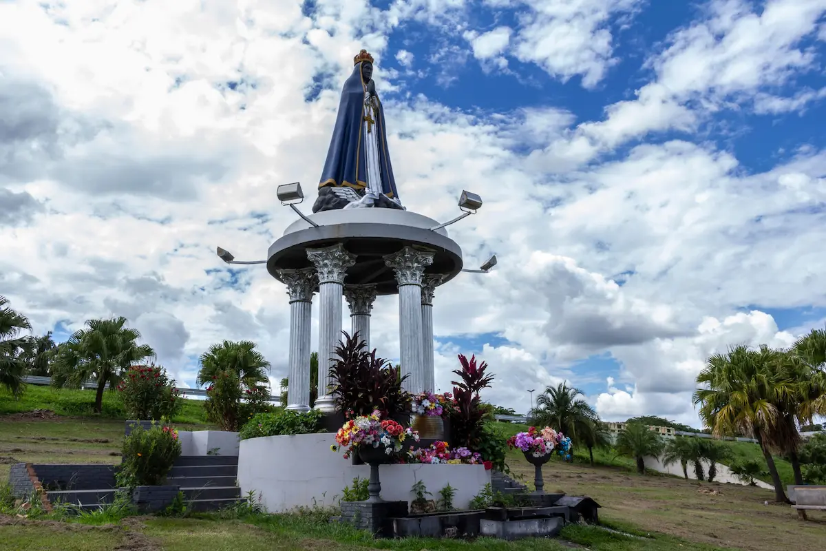 Estátua de Nossa Senhora Aparecida no trevo de entrada da cidade de Adamantina.