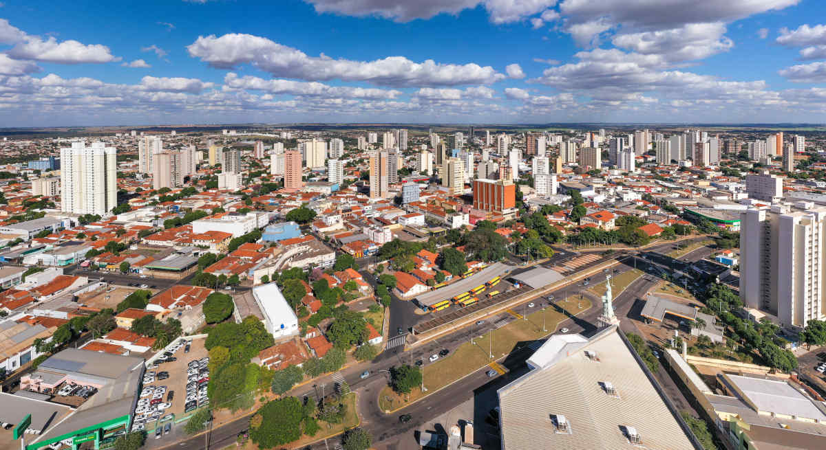 Araçatuba vista de cima, mostrando ruas e prédios.