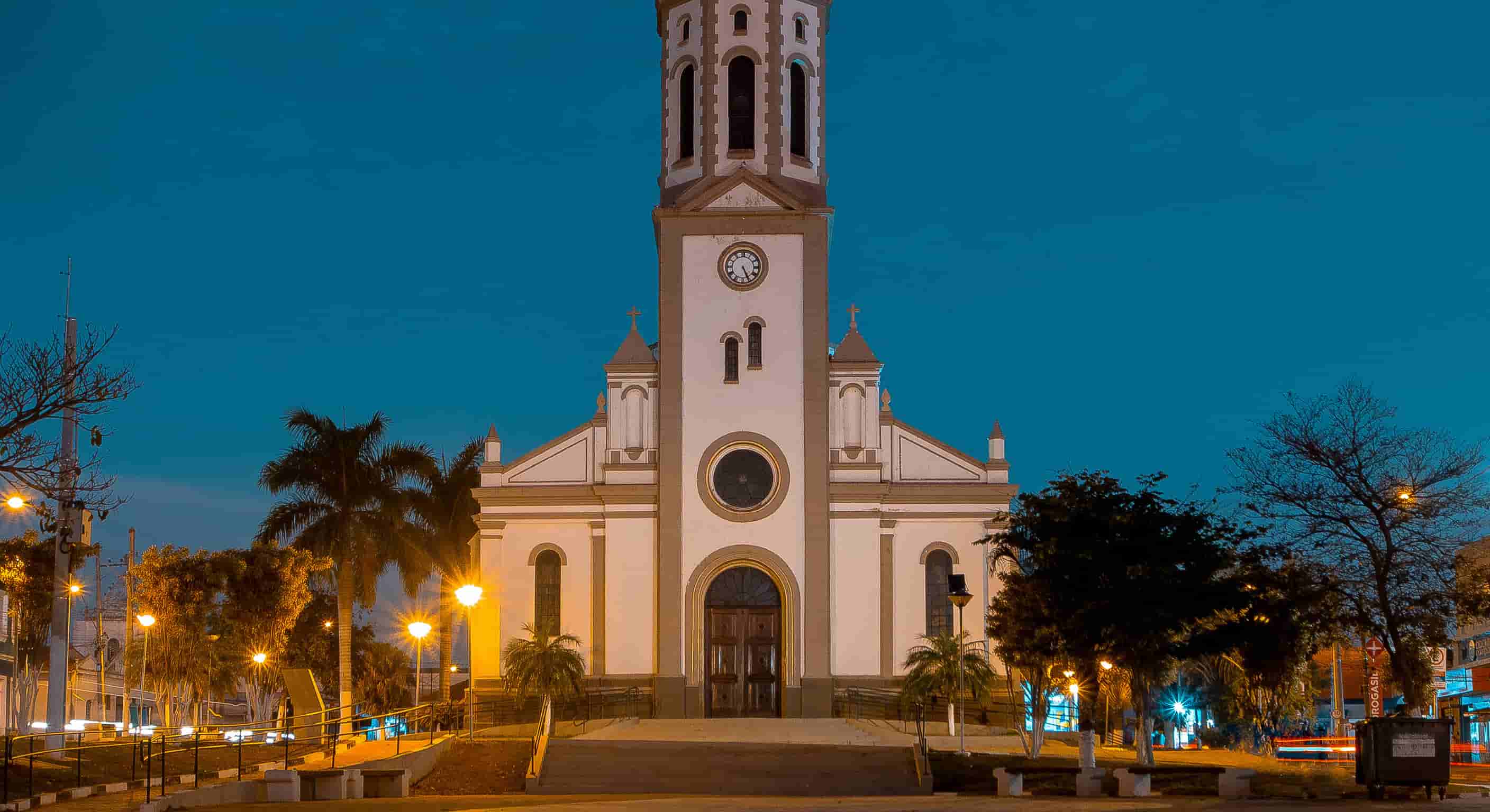 Igreja Católica na praça principal de Araçoiaba da Serra