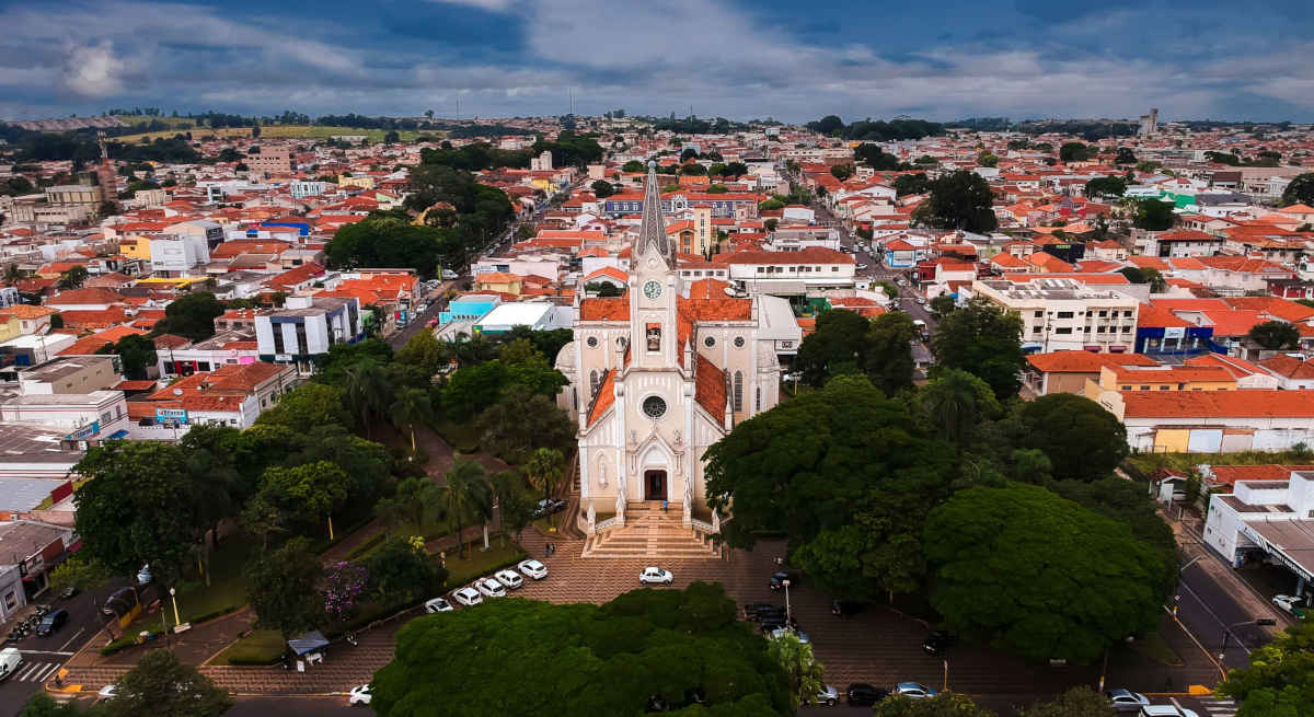 A cidade de Avaré vista de cima, mostrando um bairro acolhedor com centro religioso, casas e árvores.
