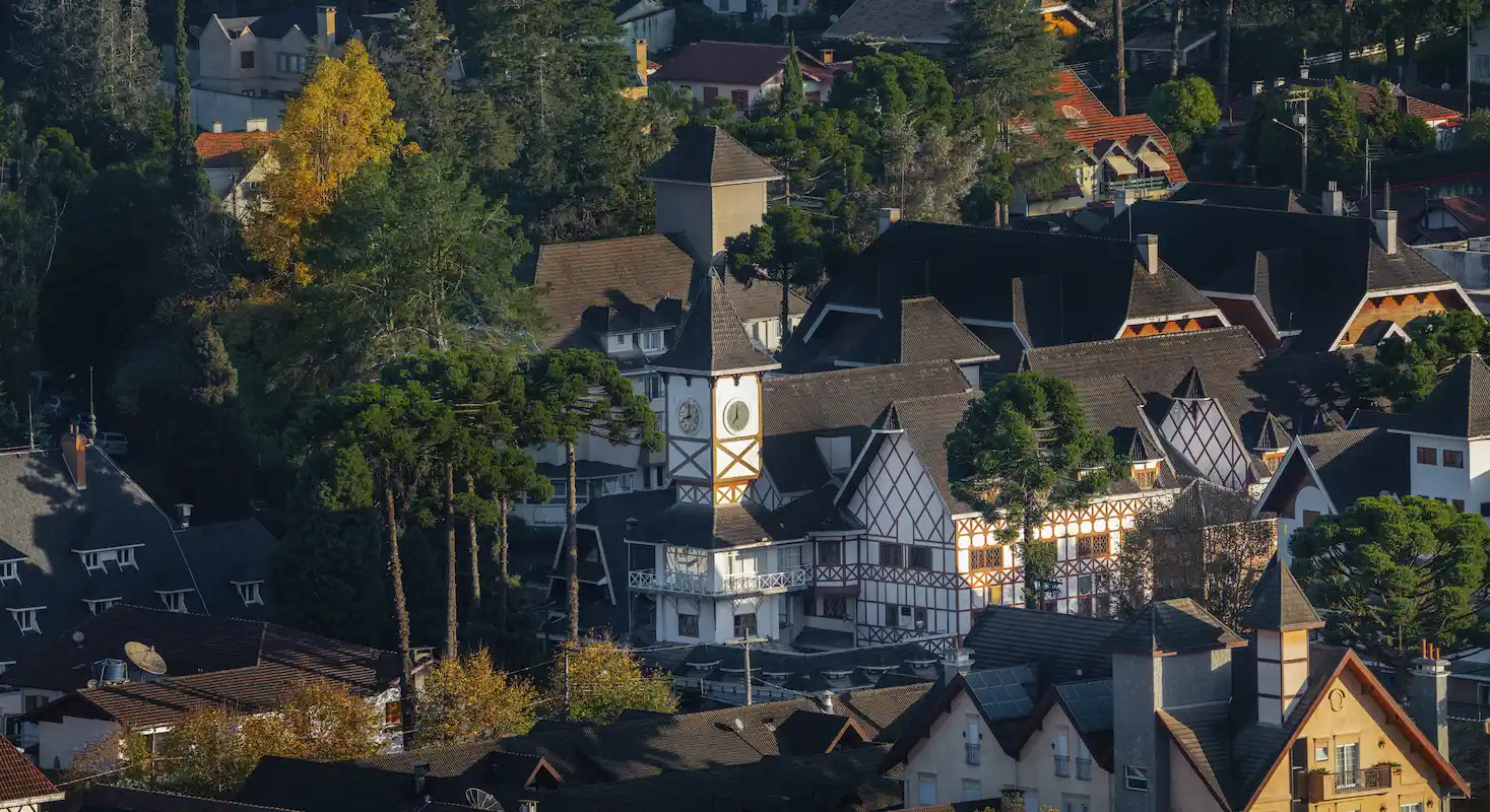 Campos do Jordão, conhecida como a “Suíça brasileira”, combina clima de montanha, arquitetura europeia e qualidade de vida.