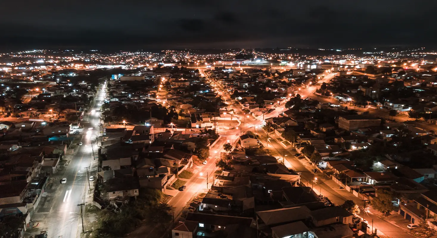 Cidade de Colombo vista de forma aérea, iluminada por muitas luzes.