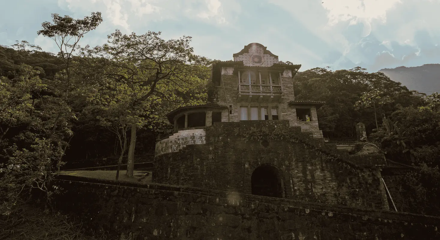 Casa histórica no Parque Caminhos do Mar, em Cubatão SP, cercada pela Mata Atlântica na Serra do Mar.