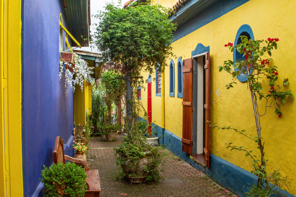 Embu das artes, corredor histórico com arquitetura colonial e paredes vibrantes em azul e amarelo