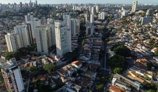 Vista aérea da Lapa, bairro em São Paulo, com grandes ruas, prédios e carros passando.
