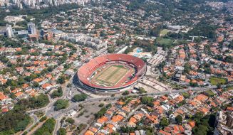Vista aérea do Morumbi, incluindo não só o bairro, mas também o campo de futebol.