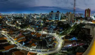 Vista aérea do Bairro Perdizes em São Paulo, mostrando grandes avenidas e muitas construções.