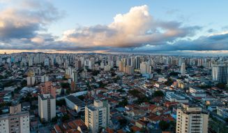 Vista aérea do bairro Planalto Paulista, com muitos prédios e algumas areas arborizadas.